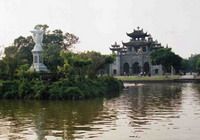 TOURISTS IN Phat Diem - Tam Coc Tour